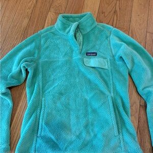 Patagonia women’s 1/4 snap is in size small, mint green